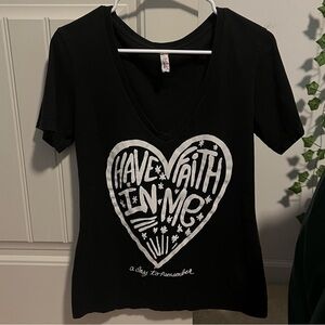 ADTR Women’s deep V neck tee Size XL